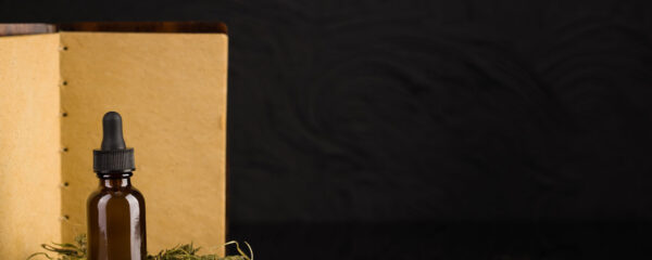un coffret cbd avec un flacon d'huile et des fleurs de cbd