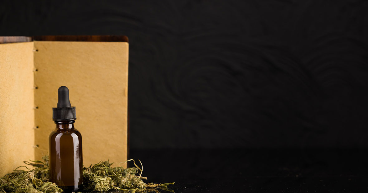 un coffret cbd avec un flacon d'huile et des fleurs de cbd